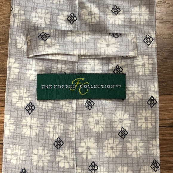 ❤️Forbes Collection, 100% Silk Gray Floral Tie - Picture 2 of 3